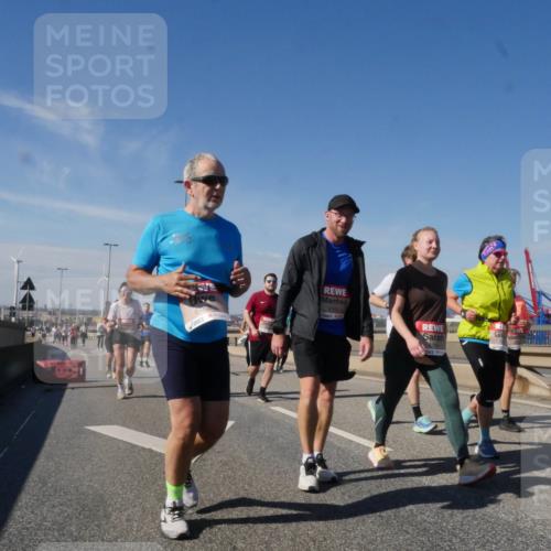 03.10.2025 - Köhlbrandbrückenlauf Matties Gatica Varas http://msf.ph/oto/9008211 03.10.2025 13:04:03 Position 2 6462, 6160, 6161 meine-sportfotos.de