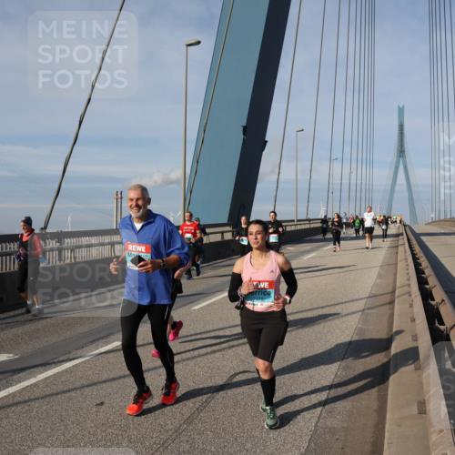 03.10.2025 - Köhlbrandbrückenlauf Julia Fischer http://msf.ph/oto/9008215 03.10.2025 10:03:10 Position 2  meine-sportfotos.de