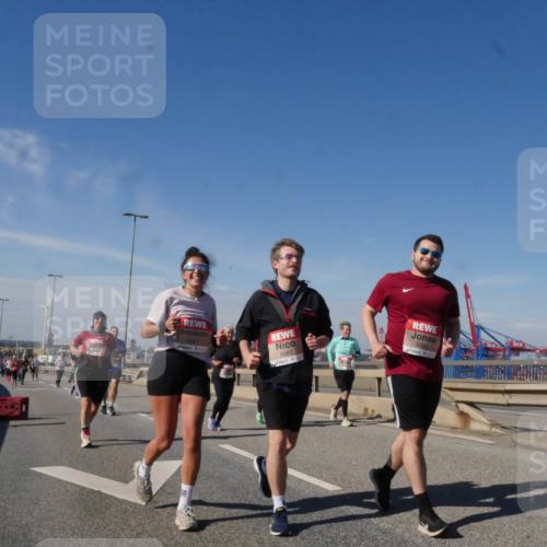 03.10.2025 - Köhlbrandbrückenlauf Matties Gatica Varas http://msf.ph/oto/9008246 03.10.2025 13:04:06 Position 2 6581, 6583, 6582 meine-sportfotos.de