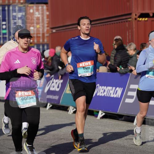 03.10.2025 - Köhlbrandbrückenlauf Michael Burmester http://msf.ph/oto/9008250 03.10.2025 10:09:42 Ziel 1188, 1399, 1786, 1801, 2027, 3321, 3539, 3811 meine-sportfotos.de