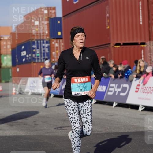 03.10.2025 - Köhlbrandbrückenlauf Michael Burmester http://msf.ph/oto/9008323 03.10.2025 10:09:45 Ziel 1188, 1399, 1409, 1473, 1786, 1801, 2027, 2034, 3321, 3539, 3811 meine-sportfotos.de