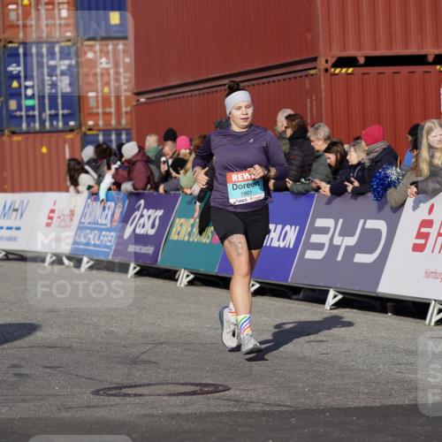 03.10.2025 - Köhlbrandbrückenlauf Michael Burmester http://msf.ph/oto/9008351 03.10.2025 10:09:47 Ziel 1188, 1343, 1399, 1409, 1473, 1801, 1873, 1975, 2027, 2034, 3539, 3811 meine-sportfotos.de