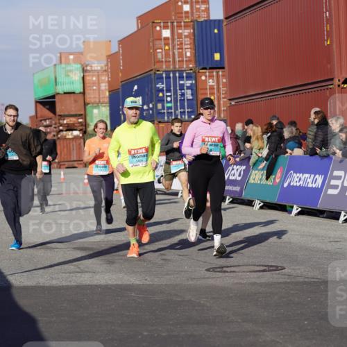 03.10.2025 - Köhlbrandbrückenlauf Michael Burmester http://msf.ph/oto/9008398 03.10.2025 10:09:50 Ziel 1343, 1401, 1409, 1473, 1747, 1801, 1873, 1975, 2034, 2471, 3162, 3200, 3201, 3493, 3539 meine-sportfotos.de