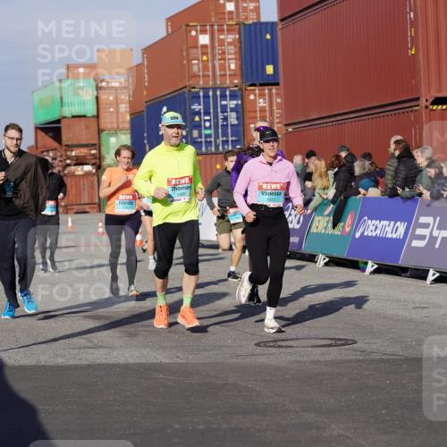 03.10.2025 - Köhlbrandbrückenlauf Michael Burmester http://msf.ph/oto/9008410 03.10.2025 10:09:50 Ziel 1343, 1401, 1409, 1473, 1747, 1801, 1873, 1975, 2034, 2471, 3162, 3200, 3201, 3493, 3539 meine-sportfotos.de