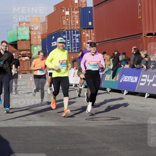 03.10.2025 - Köhlbrandbrückenlauf Michael Burmester http://msf.ph/oto/9008421 03.10.2025 10:09:50 Ziel 1343, 1401, 1409, 1473, 1747, 1801, 1873, 1975, 2034, 2471, 3162, 3200, 3201, 3493, 3539 meine-sportfotos.de