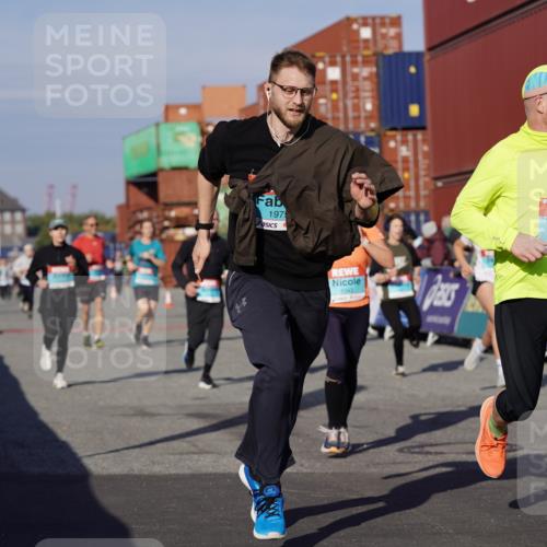 03.10.2025 - Köhlbrandbrückenlauf Michael Burmester http://msf.ph/oto/9008461 03.10.2025 10:09:51 Ziel 1343, 1401, 1409, 1473, 1747, 1801, 1873, 1975, 2034, 2471, 3162, 3200, 3201, 3493 meine-sportfotos.de