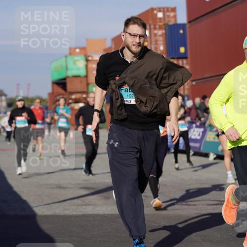 03.10.2025 - Köhlbrandbrückenlauf Michael Burmester http://msf.ph/oto/9008473 03.10.2025 10:09:52 Ziel 1343, 1401, 1409, 1473, 1747, 1801, 1873, 1975, 2034, 2471, 3162, 3200, 3201, 3493 meine-sportfotos.de