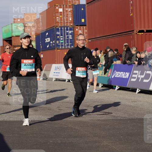 03.10.2025 - Köhlbrandbrückenlauf Michael Burmester http://msf.ph/oto/9008510 03.10.2025 10:09:54 Ziel 1343, 1401, 1409, 1473, 1747, 1801, 1873, 1975, 2034, 2471, 3162, 3200, 3201, 3493 meine-sportfotos.de