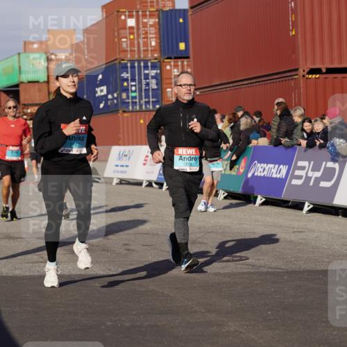 03.10.2025 - Köhlbrandbrückenlauf Michael Burmester http://msf.ph/oto/9008519 03.10.2025 10:09:54 Ziel 1343, 1401, 1409, 1473, 1747, 1801, 1873, 1975, 2034, 2471, 3162, 3200, 3201, 3493 meine-sportfotos.de
