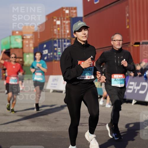 03.10.2025 - Köhlbrandbrückenlauf Michael Burmester http://msf.ph/oto/9008527 03.10.2025 10:09:54 Ziel 1343, 1401, 1409, 1473, 1747, 1801, 1873, 1975, 2034, 2471, 3162, 3200, 3201, 3493 meine-sportfotos.de