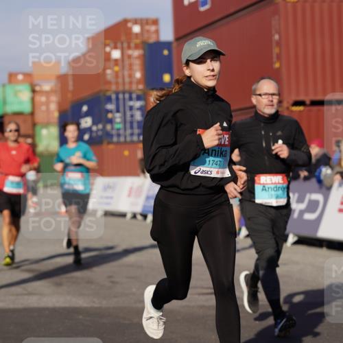 03.10.2025 - Köhlbrandbrückenlauf Michael Burmester http://msf.ph/oto/9008536 03.10.2025 10:09:54 Ziel 1343, 1401, 1409, 1473, 1747, 1801, 1873, 1975, 2034, 2471, 3162, 3200, 3201, 3493 meine-sportfotos.de