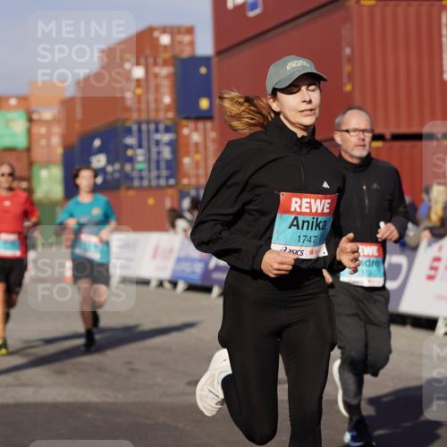 03.10.2025 - Köhlbrandbrückenlauf Michael Burmester http://msf.ph/oto/9008543 03.10.2025 10:09:55 Ziel 1343, 1401, 1409, 1473, 1544, 1747, 1873, 1975, 2034, 2471, 3162, 3200, 3201, 3493 meine-sportfotos.de
