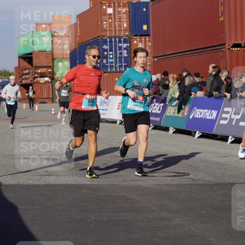 03.10.2025 - Köhlbrandbrückenlauf Michael Burmester http://msf.ph/oto/9008561 03.10.2025 10:09:56 Ziel 1243, 1343, 1401, 1409, 1473, 1544, 1747, 1873, 1975, 2034, 2471, 3162, 3200, 3201, 3493 meine-sportfotos.de