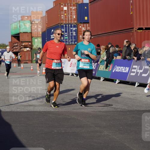 03.10.2025 - Köhlbrandbrückenlauf Michael Burmester http://msf.ph/oto/9008571 03.10.2025 10:09:56 Ziel 1243, 1343, 1401, 1409, 1473, 1544, 1747, 1873, 1975, 2034, 2471, 3162, 3200, 3201, 3493 meine-sportfotos.de