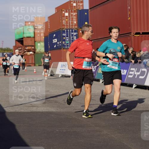 03.10.2025 - Köhlbrandbrückenlauf Michael Burmester http://msf.ph/oto/9008581 03.10.2025 10:09:56 Ziel 1243, 1343, 1401, 1409, 1473, 1544, 1747, 1873, 1975, 2034, 2471, 3162, 3200, 3201, 3493 meine-sportfotos.de