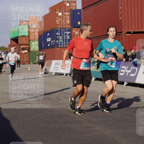 03.10.2025 - Köhlbrandbrückenlauf Michael Burmester http://msf.ph/oto/9008591 03.10.2025 10:09:56 Ziel 1243, 1343, 1401, 1409, 1473, 1544, 1747, 1873, 1975, 2034, 2471, 3162, 3200, 3201, 3493 meine-sportfotos.de