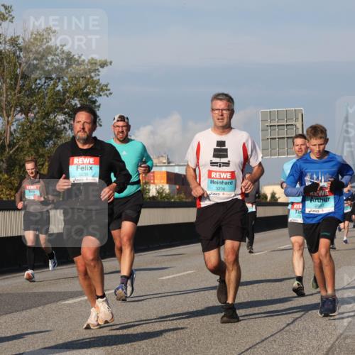 03.10.2025 - Köhlbrandbrückenlauf Luisa Fischer http://msf.ph/oto/9008592 03.10.2025 10:50:26 Position 3 3235, 3236, 273, 2920 meine-sportfotos.de