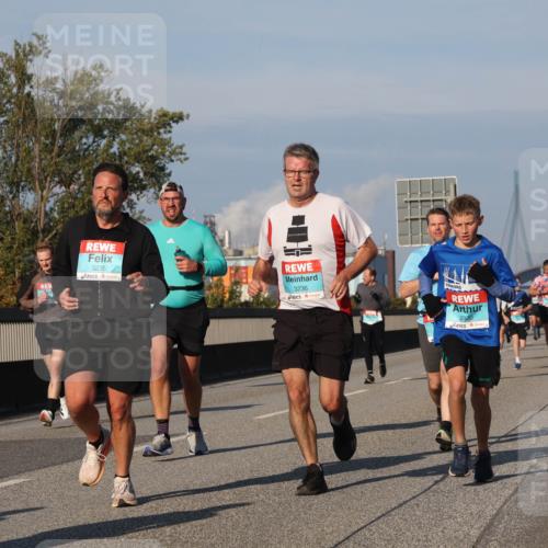 03.10.2025 - Köhlbrandbrückenlauf Luisa Fischer http://msf.ph/oto/9008597 03.10.2025 10:50:27 Position 3 3235, 3236, 2920 meine-sportfotos.de