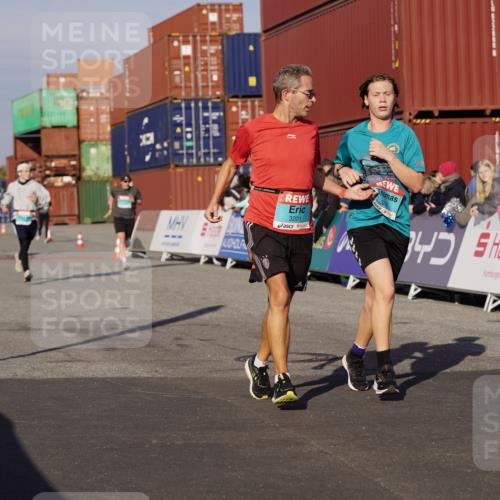 03.10.2025 - Köhlbrandbrückenlauf Michael Burmester http://msf.ph/oto/9008600 03.10.2025 10:09:56 Ziel 1243, 1343, 1401, 1409, 1473, 1544, 1747, 1873, 1975, 2034, 2471, 3162, 3200, 3201, 3493 meine-sportfotos.de