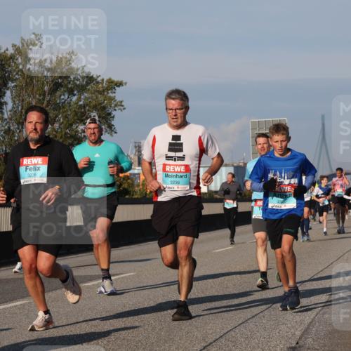 03.10.2025 - Köhlbrandbrückenlauf Luisa Fischer http://msf.ph/oto/9008606 03.10.2025 10:50:27 Position 3 3235, 3236, 2920 meine-sportfotos.de