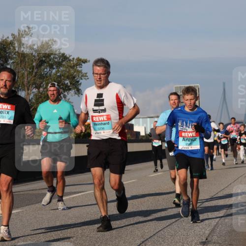 03.10.2025 - Köhlbrandbrückenlauf Luisa Fischer http://msf.ph/oto/9008614 03.10.2025 10:50:27 Position 3 3235, 3236, 2920 meine-sportfotos.de