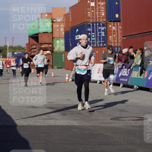 03.10.2025 - Köhlbrandbrückenlauf Michael Burmester http://msf.ph/oto/9008616 03.10.2025 10:09:59 Ziel 1243, 1401, 1544, 1656, 1747, 1873, 2040, 2471, 3068, 3162, 3200, 3201, 3493 meine-sportfotos.de