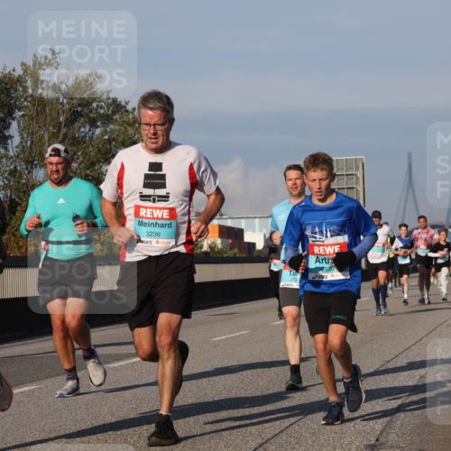 03.10.2025 - Köhlbrandbrückenlauf Luisa Fischer http://msf.ph/oto/9008621 03.10.2025 10:50:28 Position 3 3235, 3236, 2920, 2732 meine-sportfotos.de