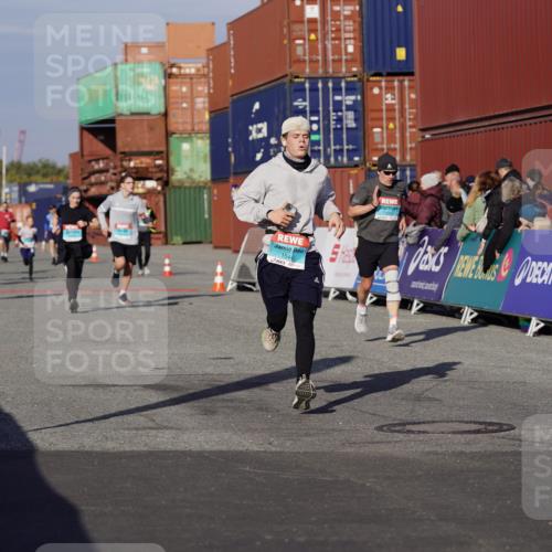 03.10.2025 - Köhlbrandbrückenlauf Michael Burmester http://msf.ph/oto/9008627 03.10.2025 10:09:59 Ziel 1243, 1401, 1544, 1656, 1747, 1873, 2040, 2471, 3068, 3162, 3200, 3201, 3493 meine-sportfotos.de