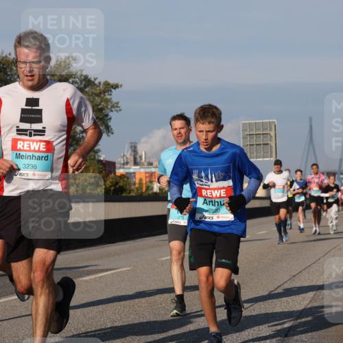 03.10.2025 - Köhlbrandbrückenlauf Luisa Fischer http://msf.ph/oto/9008629 03.10.2025 10:50:28 Position 3 3236, 2732, 2920 meine-sportfotos.de
