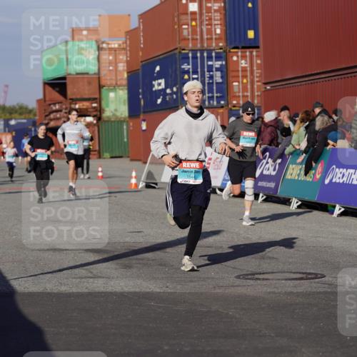 03.10.2025 - Köhlbrandbrückenlauf Michael Burmester http://msf.ph/oto/9008639 03.10.2025 10:09:59 Ziel 1243, 1401, 1544, 1656, 1747, 1873, 2040, 2471, 3068, 3162, 3200, 3201, 3493 meine-sportfotos.de