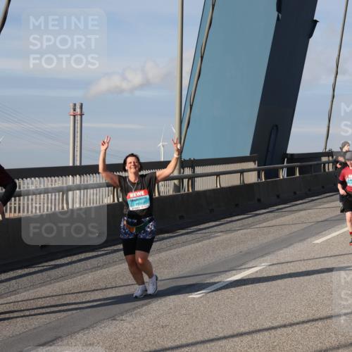 03.10.2025 - Köhlbrandbrückenlauf Julia Fischer http://msf.ph/oto/9008646 03.10.2025 10:05:45 Position 2 2418, 2936 meine-sportfotos.de