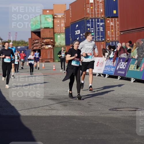 03.10.2025 - Köhlbrandbrückenlauf Michael Burmester http://msf.ph/oto/9008679 03.10.2025 10:10:02 Ziel 1243, 1544, 1656, 2040, 3068, 3200, 3201, 3218, 3493 meine-sportfotos.de