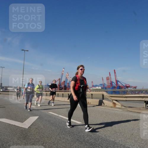03.10.2025 - Köhlbrandbrückenlauf Matties Gatica Varas http://msf.ph/oto/9008682 03.10.2025 13:04:40 Position 2 118 meine-sportfotos.de