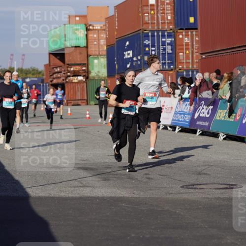 03.10.2025 - Köhlbrandbrückenlauf Michael Burmester http://msf.ph/oto/9008687 03.10.2025 10:10:02 Ziel 1243, 1544, 1656, 2040, 3068, 3200, 3201, 3218, 3493 meine-sportfotos.de