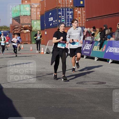 03.10.2025 - Köhlbrandbrückenlauf Michael Burmester http://msf.ph/oto/9008699 03.10.2025 10:10:03 Ziel 1243, 1544, 1656, 1919, 2040, 2074, 3068, 3218 meine-sportfotos.de