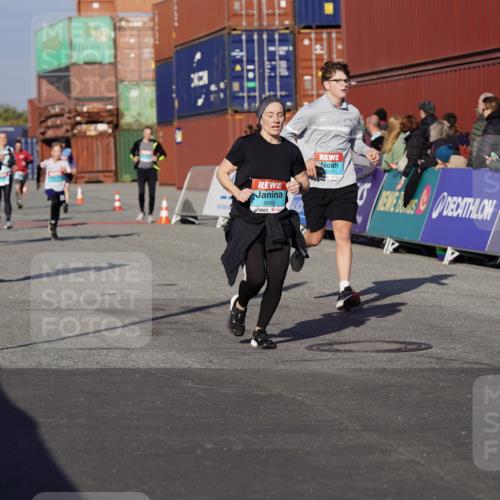 03.10.2025 - Köhlbrandbrückenlauf Michael Burmester http://msf.ph/oto/9008723 03.10.2025 10:10:03 Ziel 1243, 1544, 1656, 1919, 2040, 2074, 3068, 3218 meine-sportfotos.de