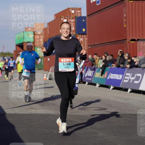 03.10.2025 - Köhlbrandbrückenlauf Michael Burmester http://msf.ph/oto/9008800 03.10.2025 10:10:07 Ziel 1192, 1243, 1544, 1656, 1660, 1919, 2040, 2074, 2679, 3068, 3124, 3218 meine-sportfotos.de