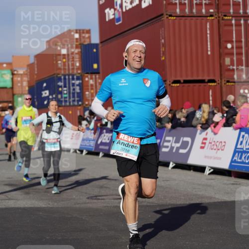 03.10.2025 - Köhlbrandbrückenlauf Michael Burmester http://msf.ph/oto/9008858 03.10.2025 10:10:09 Ziel 1192, 1375, 1583, 1656, 1660, 1919, 2040, 2074, 2679, 3068, 3124, 3218 meine-sportfotos.de