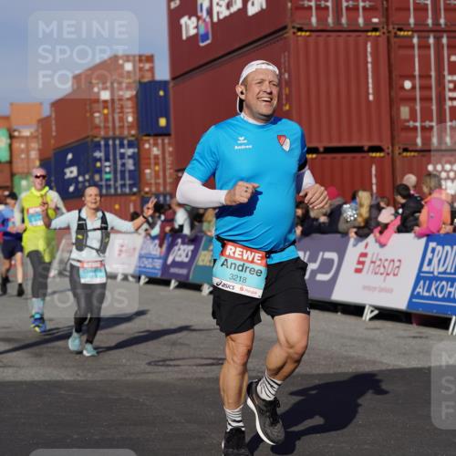 03.10.2025 - Köhlbrandbrückenlauf Michael Burmester http://msf.ph/oto/9008870 03.10.2025 10:10:09 Ziel 1192, 1375, 1583, 1656, 1660, 1919, 2040, 2074, 2679, 3068, 3124, 3218 meine-sportfotos.de