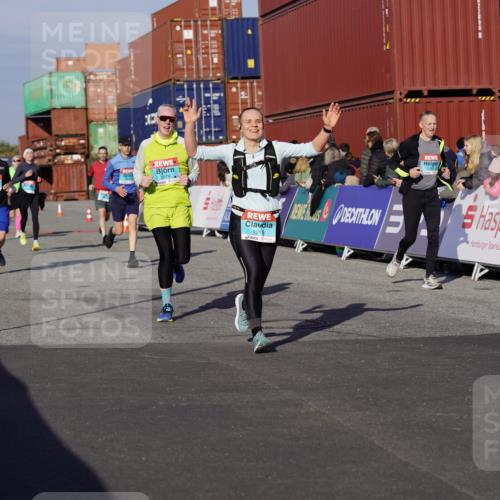 03.10.2025 - Köhlbrandbrückenlauf Michael Burmester http://msf.ph/oto/9008894 03.10.2025 10:10:10 Ziel 1192, 1375, 1536, 1583, 1656, 1660, 1919, 2040, 2074, 2679, 3068, 3124, 3218 meine-sportfotos.de