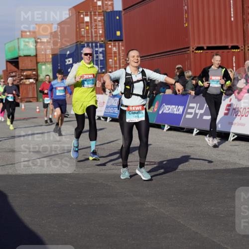 03.10.2025 - Köhlbrandbrückenlauf Michael Burmester http://msf.ph/oto/9008915 03.10.2025 10:10:10 Ziel 1192, 1375, 1536, 1583, 1656, 1660, 1919, 2040, 2074, 2679, 3068, 3124, 3218 meine-sportfotos.de