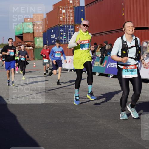 03.10.2025 - Köhlbrandbrückenlauf Michael Burmester http://msf.ph/oto/9008924 03.10.2025 10:10:11 Ziel 1192, 1375, 1536, 1583, 1660, 1919, 2040, 2074, 2679, 2821, 3124, 3218 meine-sportfotos.de