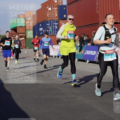 03.10.2025 - Köhlbrandbrückenlauf Michael Burmester http://msf.ph/oto/9008934 03.10.2025 10:10:11 Ziel 1192, 1375, 1536, 1583, 1660, 1919, 2040, 2074, 2679, 2821, 3124, 3218 meine-sportfotos.de