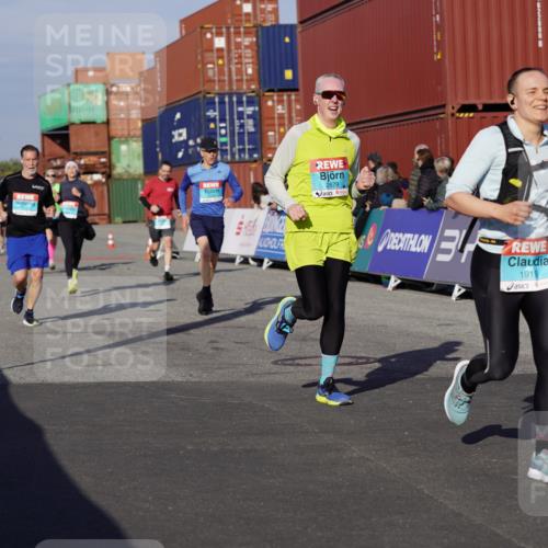 03.10.2025 - Köhlbrandbrückenlauf Michael Burmester http://msf.ph/oto/9008941 03.10.2025 10:10:11 Ziel 1192, 1375, 1536, 1583, 1660, 1919, 2040, 2074, 2679, 2821, 3124, 3218 meine-sportfotos.de