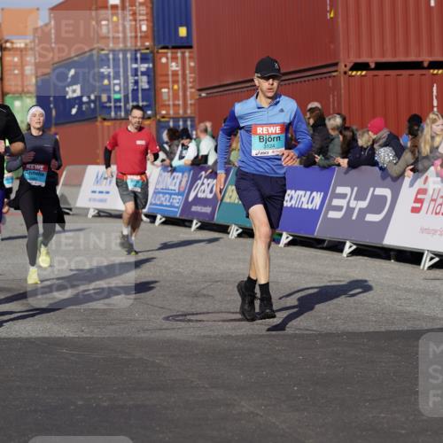 03.10.2025 - Köhlbrandbrückenlauf Michael Burmester http://msf.ph/oto/9008951 03.10.2025 10:10:13 Ziel 1192, 1375, 1536, 1583, 1660, 1919, 2074, 2679, 2821, 3124, 3218 meine-sportfotos.de