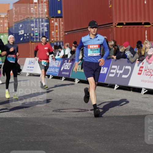03.10.2025 - Köhlbrandbrückenlauf Michael Burmester http://msf.ph/oto/9008967 03.10.2025 10:10:13 Ziel 1192, 1375, 1536, 1583, 1660, 1919, 2074, 2679, 2821, 3124, 3218 meine-sportfotos.de