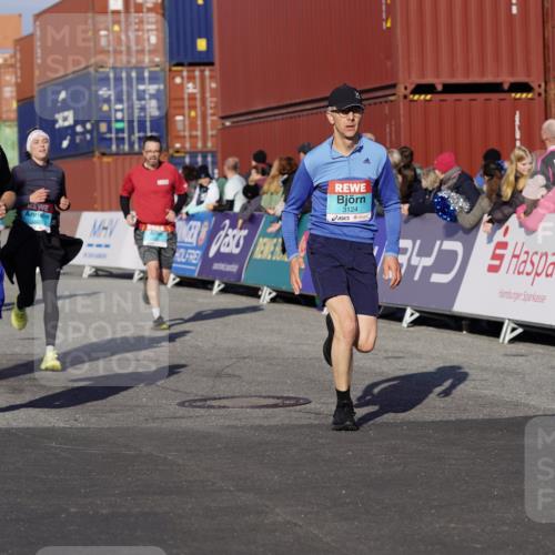 03.10.2025 - Köhlbrandbrückenlauf Michael Burmester http://msf.ph/oto/9008977 03.10.2025 10:10:13 Ziel 1192, 1375, 1536, 1583, 1660, 1919, 2074, 2679, 2821, 3124, 3218 meine-sportfotos.de