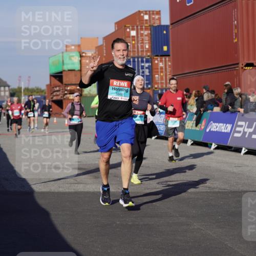 03.10.2025 - Köhlbrandbrückenlauf Michael Burmester http://msf.ph/oto/9008988 03.10.2025 10:10:14 Ziel 1192, 1375, 1536, 1583, 1660, 1919, 2074, 2134, 2679, 2821, 3124 meine-sportfotos.de