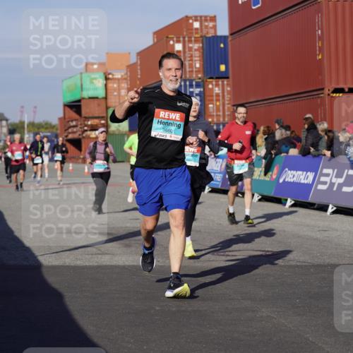 03.10.2025 - Köhlbrandbrückenlauf Michael Burmester http://msf.ph/oto/9009000 03.10.2025 10:10:14 Ziel 1192, 1375, 1536, 1583, 1660, 1919, 2074, 2134, 2679, 2821, 3124 meine-sportfotos.de