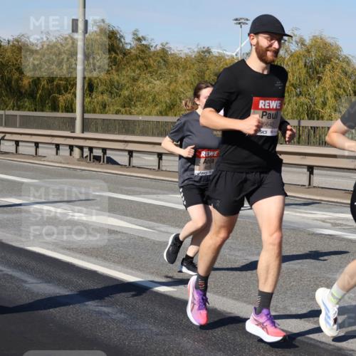 03.10.2025 - Köhlbrandbrückenlauf Julia Fischer http://msf.ph/oto/9009003 03.10.2025 12:51:58 Position 3 4124, 6642, 4278, 4599 meine-sportfotos.de
